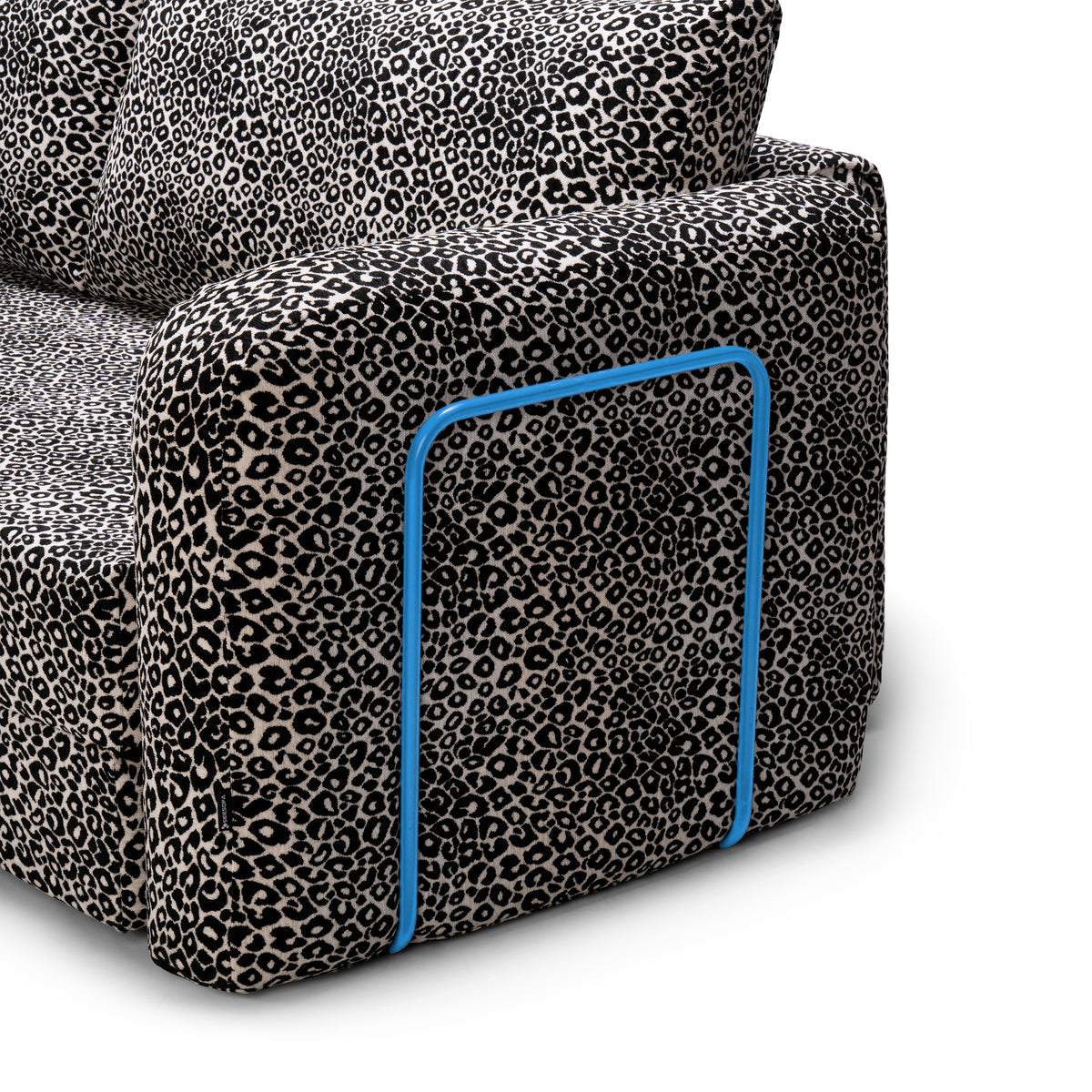 Flowy Leopard Schlafsofa mit grauem Leopardenmuster und himmelblauem Metallgestell, Nahaufnahme von Armlehne und Metallgestell