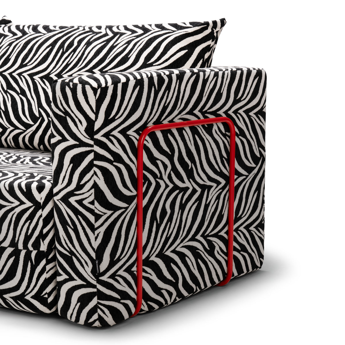 Flow Zebra sovesofa i sort-hvidt zebramønster med rødt metalstel, nærbillede af armlæn og metalstel