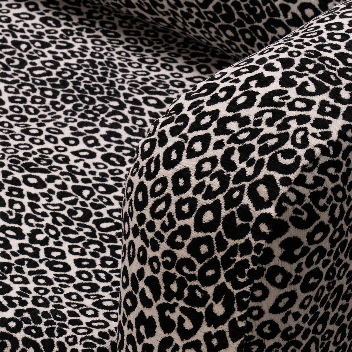 Flowy Leopard Schlafsofa mit grauem Leopardenmuster und himmelblauem Metallgestell, Nahaufnahme des Leopardenmusters