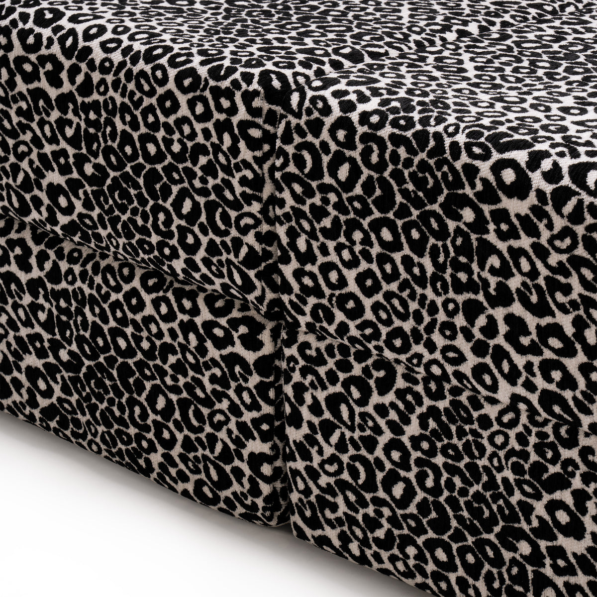 Flowy Leopard Schlafsofa mit grauem Leopardenmuster und himmelblauem Metallgestell, Nahaufnahme des Sitzpolsters
